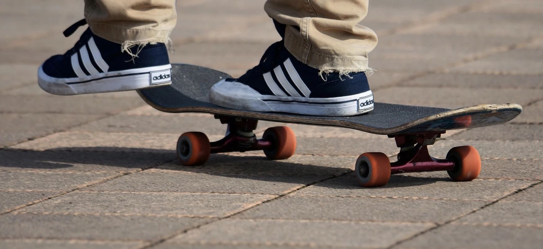Adidas traci znak handlowy. Sąd uznał, że trzem paskom brakuje indywidualnego charakteru