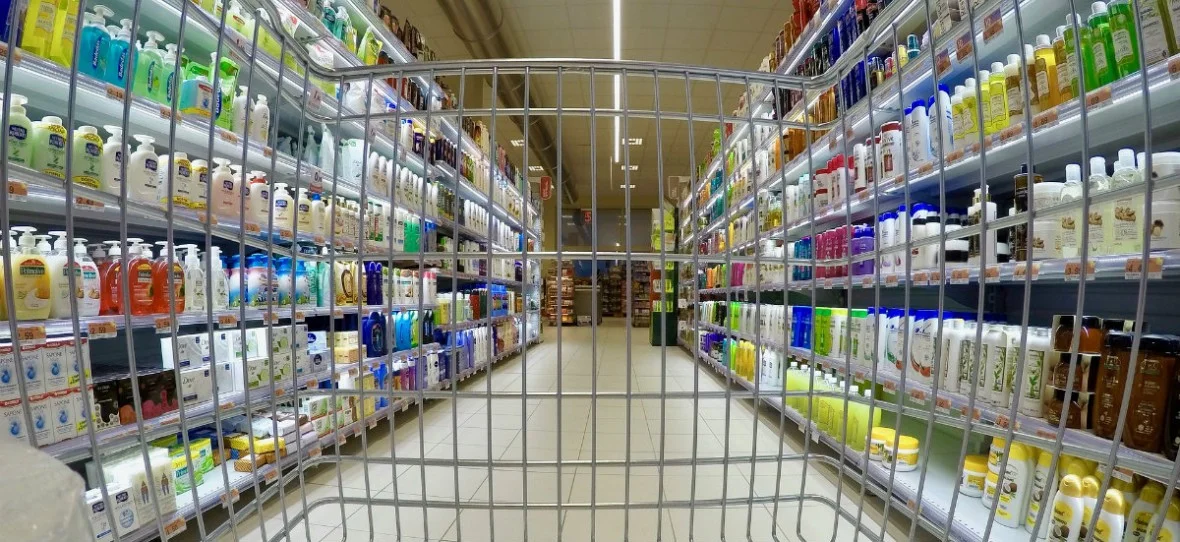 Sklepy gaszą światła, bo szukają oszczędności. W zimę będą czynne krócej?