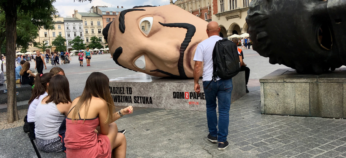 Netflix postawił na Rynku w Krakowie reklamę, urzędnicy myśleli, że to dzieło sztuki