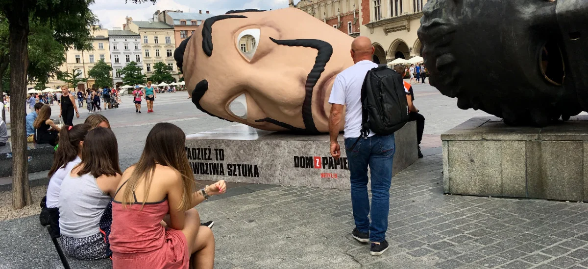 Netflix postawił na Rynku w Krakowie reklamę, urzędnicy myśleli, że to dzieło sztuki 