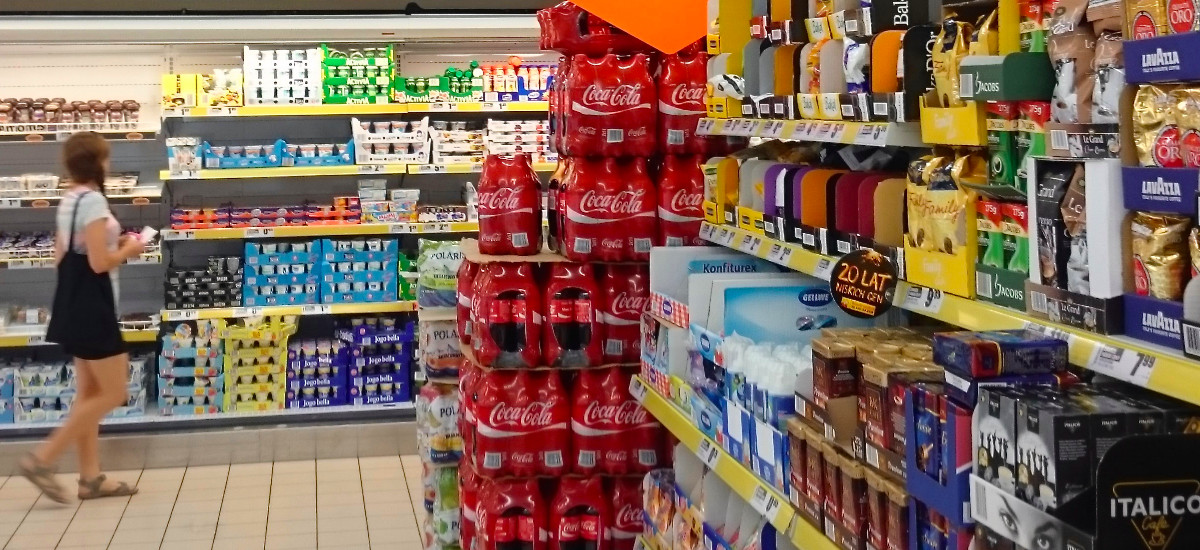 Koniec taniej żywności, ucierpią najubożsi. Sieci handlowe starszą nowym podatkiem