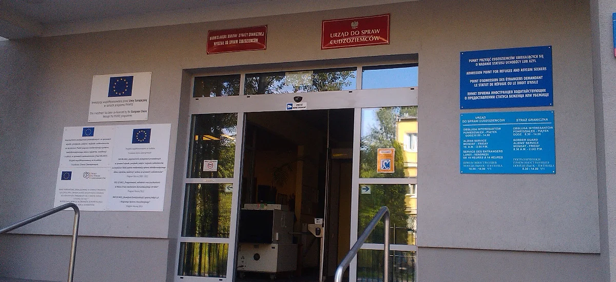 Imigranci w Polsce są fatalnie traktowani przez urzędników. Uprzedzenia, bezczynność i bezduszność 