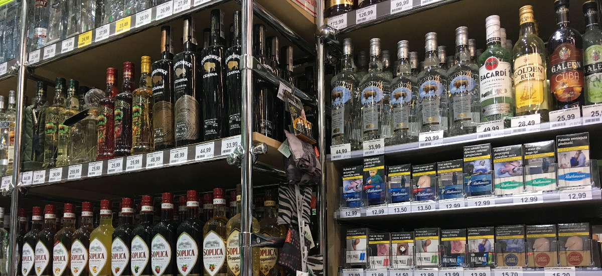 Alkohol w pracy. Policjanci dostają coraz więcej wezwań, ale po alkomat nie mają po co sięgać