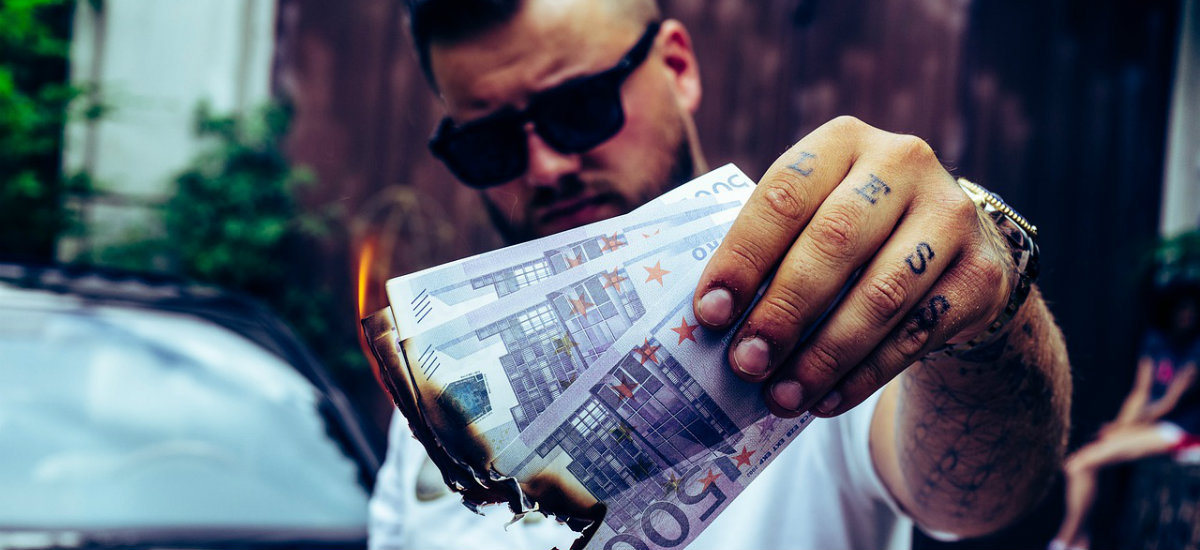Osiem tysięcy złotych na rękę. Zgadzam się z Jarosławem Gowinem. W Warszawie to żadne bogactwo