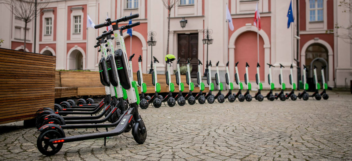 Posypią się kary za źle zaparkowane hulajnogi. Lime ściągnie kasę wprost z kont klientów