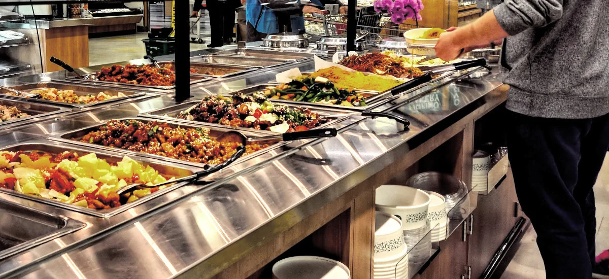 Marnowanie żywności. Restauracje nie pomagają potrzebującym z obawy przed podatkami i biurokracją