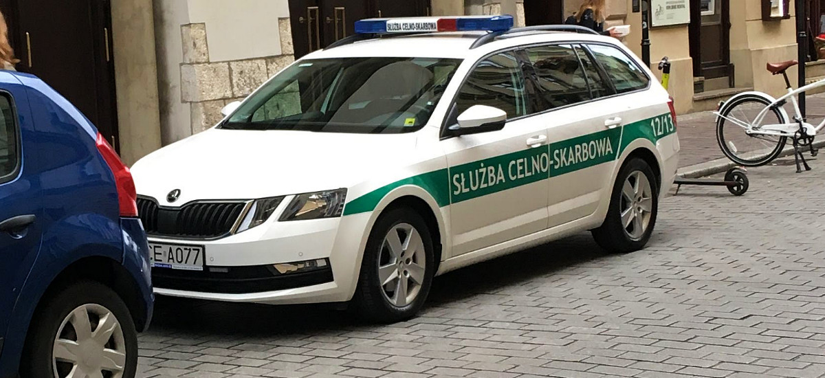Skarbówka kupuje ostrą broń. Idzie na wojnę? Tak, o zaległości podatkowe