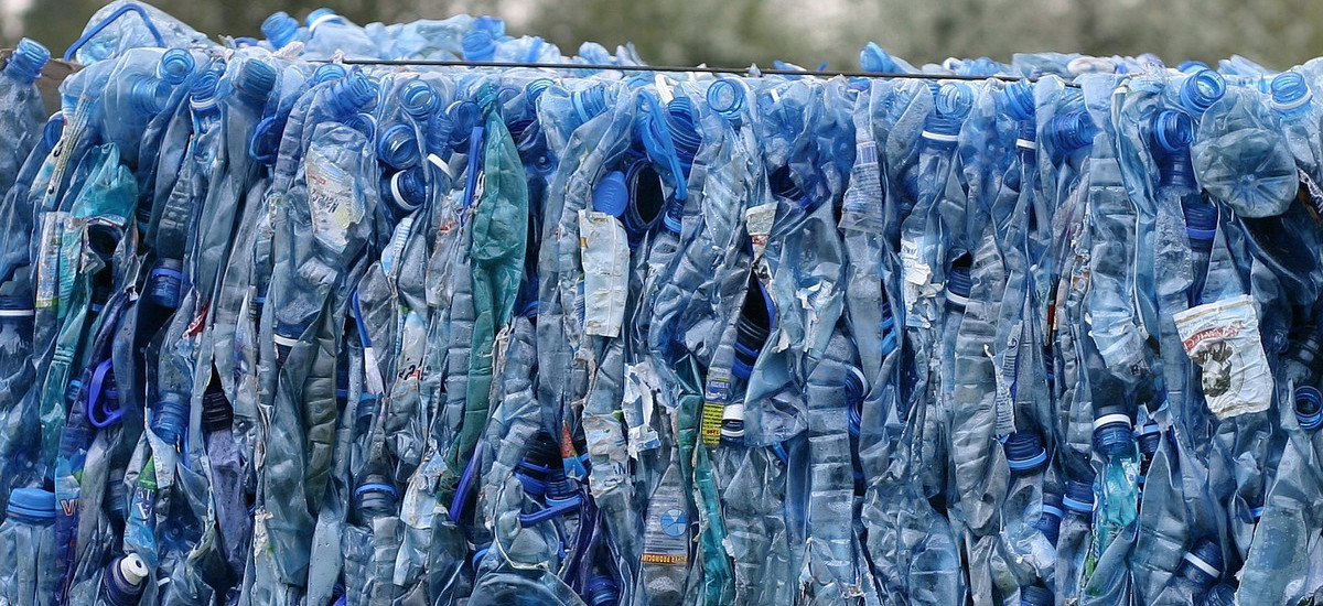 Żywiec Zdrój zaczyna nieśmiało walczyć z plastikiem. Najpierw recykling, a teraz nawet szkło