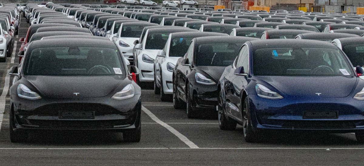 Tesla gwałtownie traci wpływy ze sprzedaży w USA. Po publikacji raportu giełdowego akcje spółki tanieją