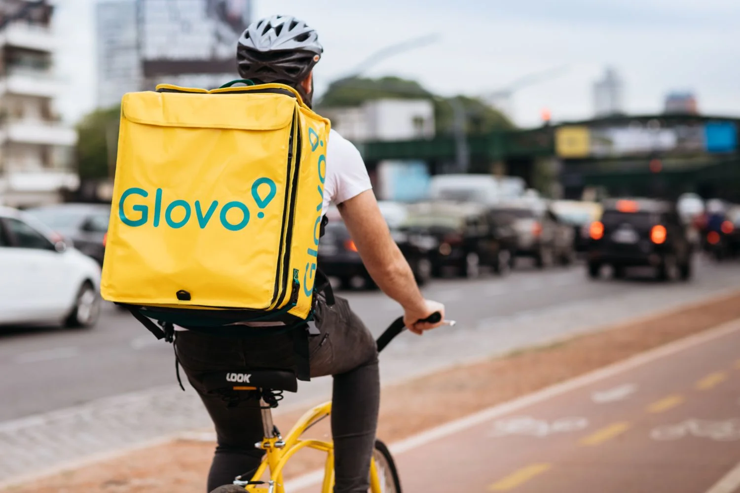 Glovo wchodzi do Polski. Z tą aplikacją zakupy z Biedronki przywiozą ci do domu w pół godziny