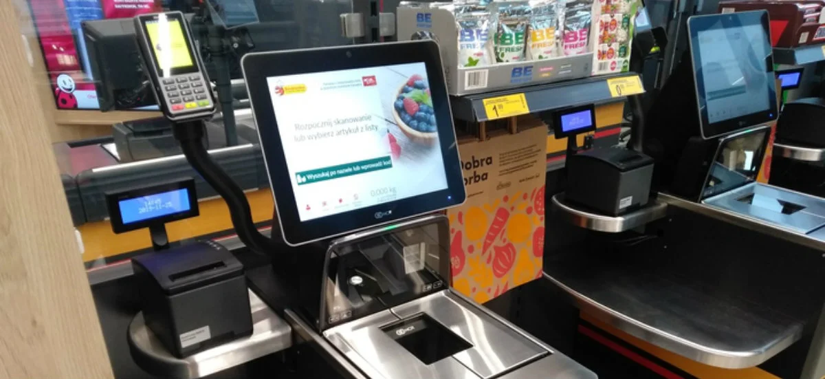 Sklepy bez kasjerów. Nowa Biedronka pokazała, jak nakłonić ludzi do korzystania z automatów