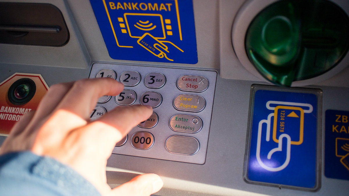 To ostatni moment na wysłanie pieniędzy. Banki w sylwestra pracują krócej, może nie działać BLIK, będą przerwy techniczne