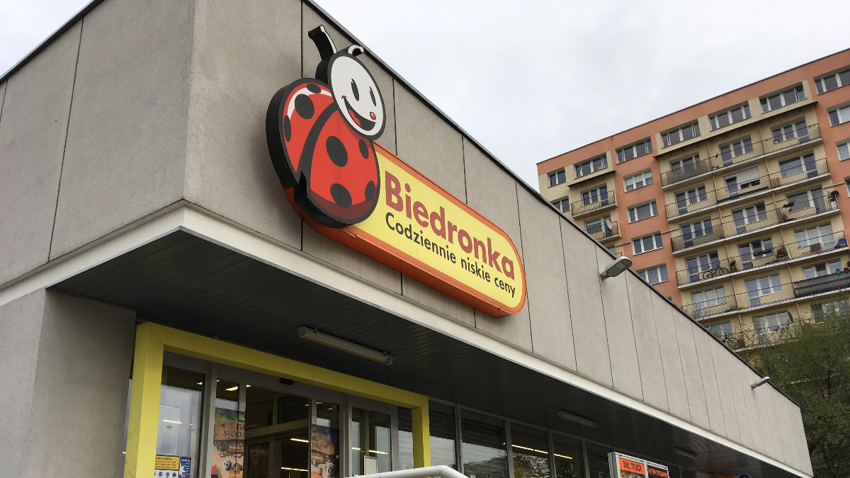 Worek pieniędzy dla kasjerów. Kto daje więcej: Lidl, Aldi czy Biedronka?