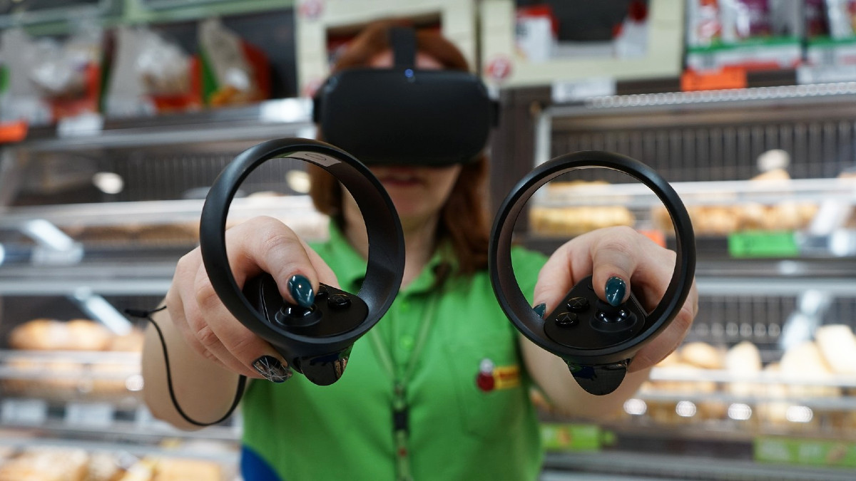 Biedronka wprowadza szkolenia VR. Pracownicy dyskontu będą szkolić się jak piloci F-35