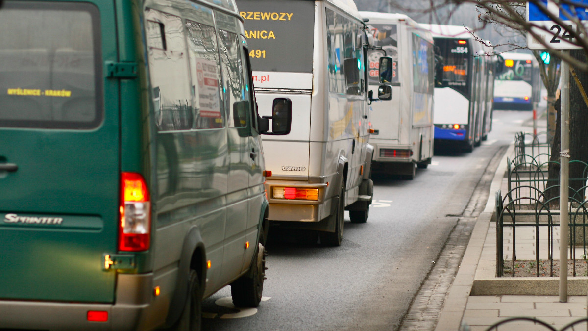 Prywatne busy trują nas jak kopciuchy. Po co miasta inwestują miliony w czyste autobusy?