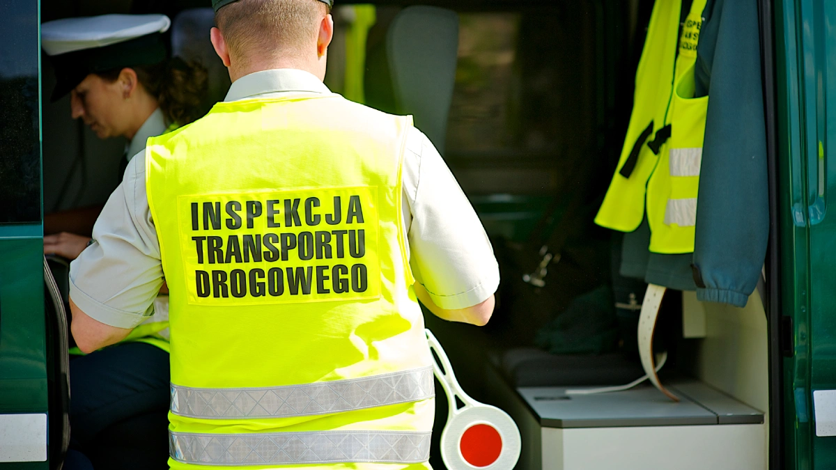 Wsiadasz do Ubera, a tu puk, puk w szybkę. „Dzień dobry, telefony do kontroli”