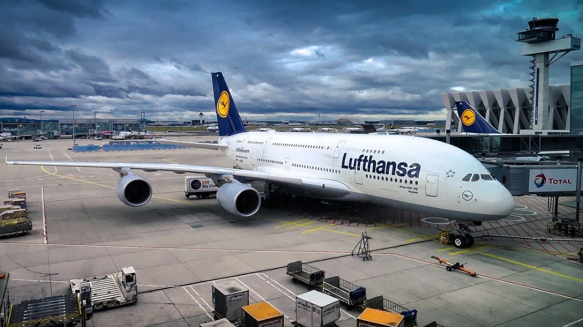 Koniec z patologią w płatnościach za bilety lotnicze. Nawet Ryanair pójdzie w ślady Lufthansy?