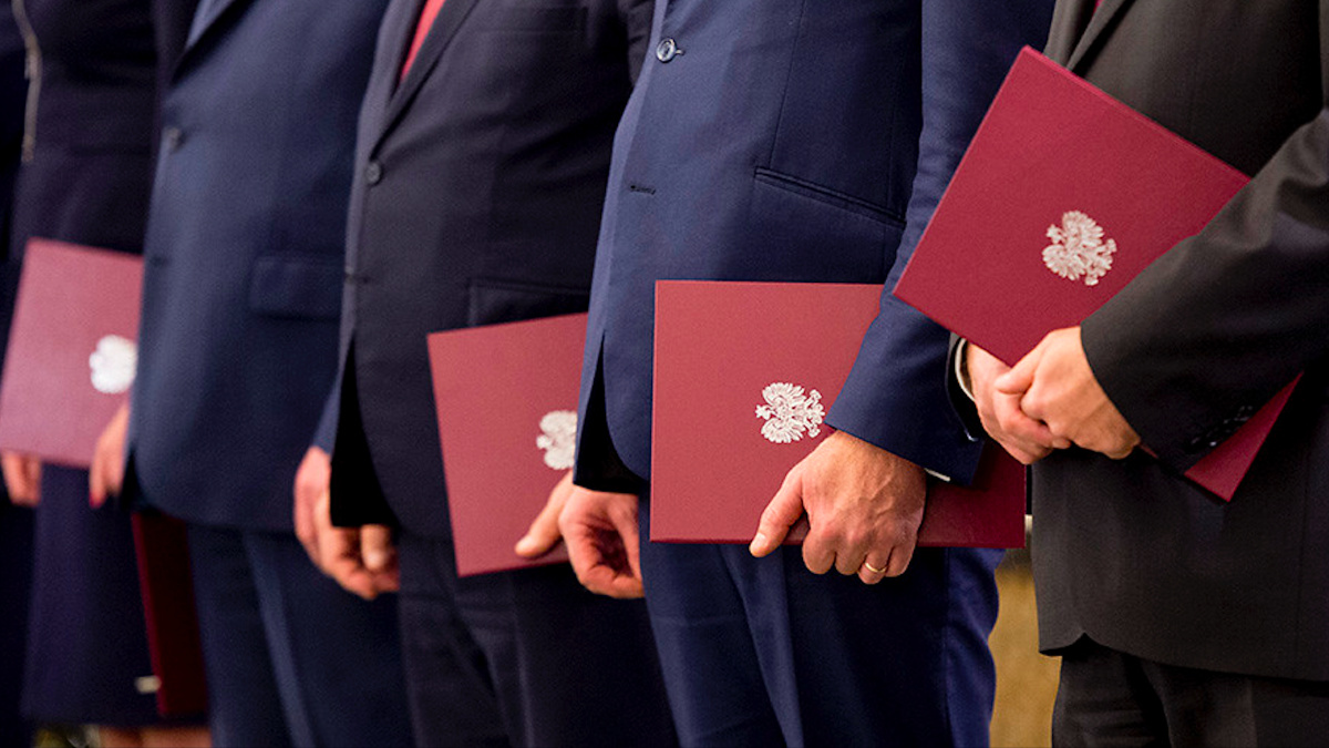 Kryzys w Polsce. Zwolnienia wiszą nad członkami rządu i samorządami