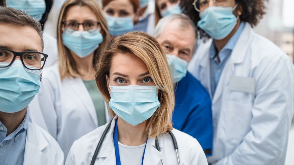 lekarze_szpital_maski