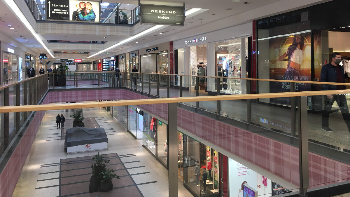 Sklepy stacjonarne do lamusa. Popularna marka odzieżowa zwalnia właśnie 1500 osób