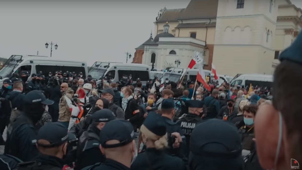 Zamknięte branże. Przedsiębiorcy szczują Polaków na pracowników sanepidu