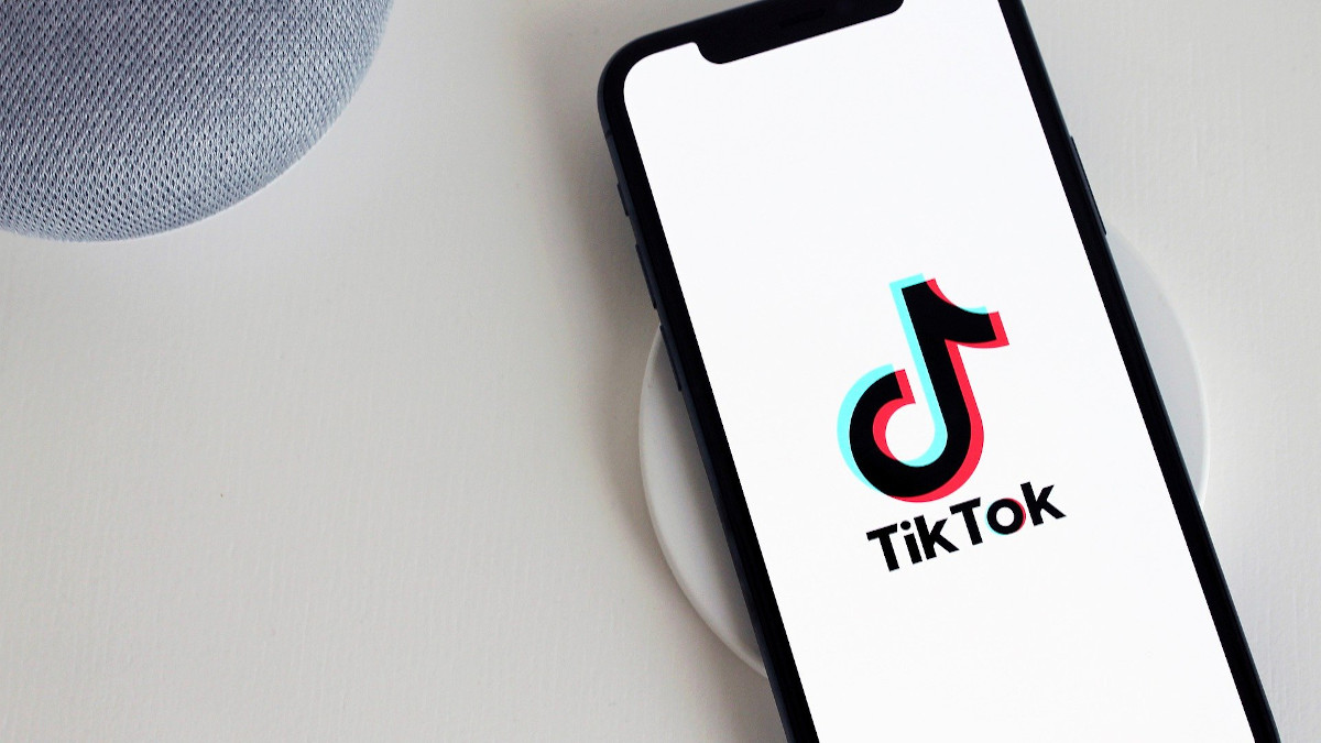 Delegalizacja TikToka. „Wprost”: rząd pracuje nad ustawą uderzającą w chińskie apki. MC dementuje