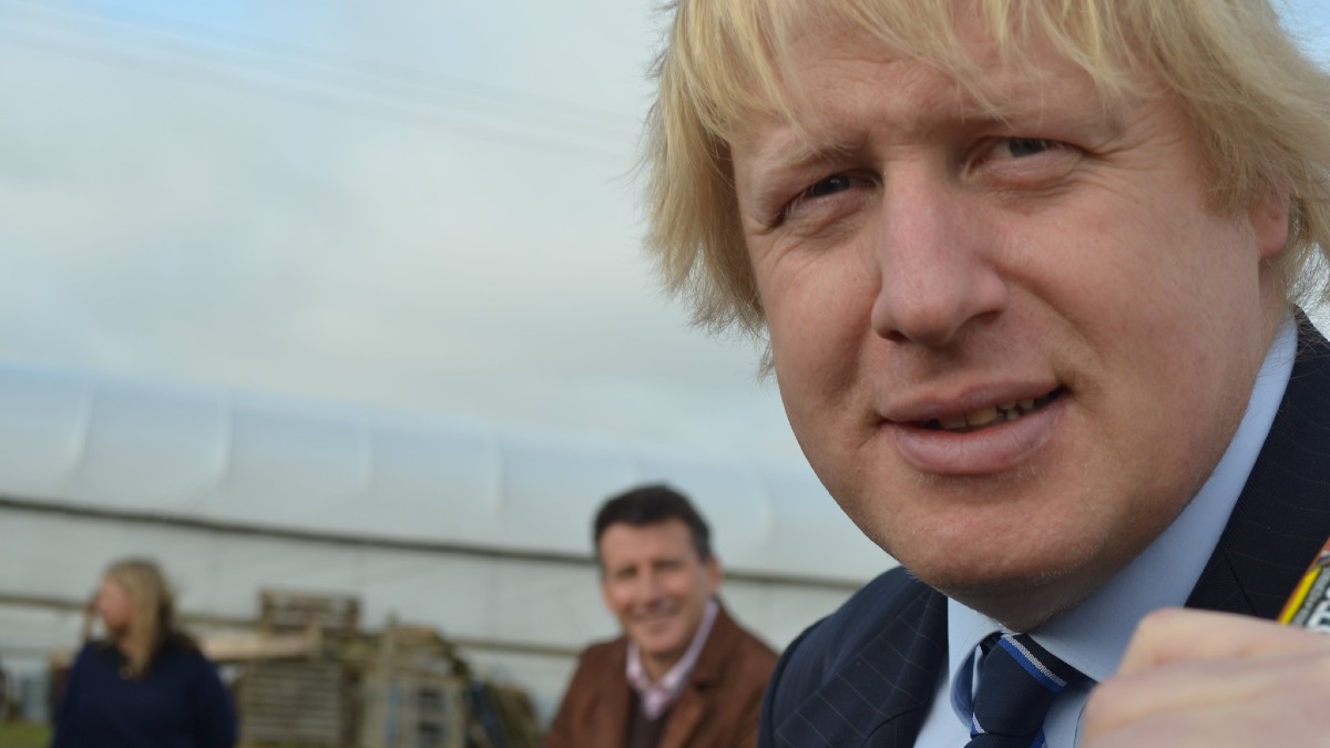 Boris Johnson błaga Europę o kierowców. A jeszcze niedawno twierdził, że Wielka Brytania poradzi sobie sama