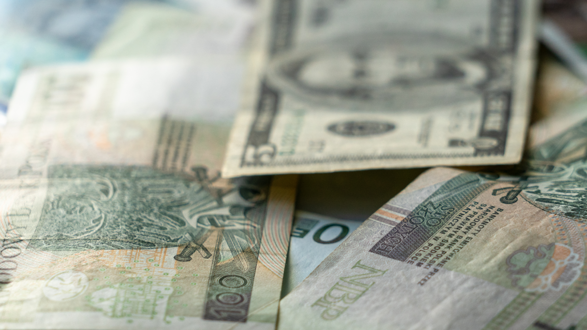 Złoty nieco poturbowany przez dolara. Powoli zaczyna się dźwigać
