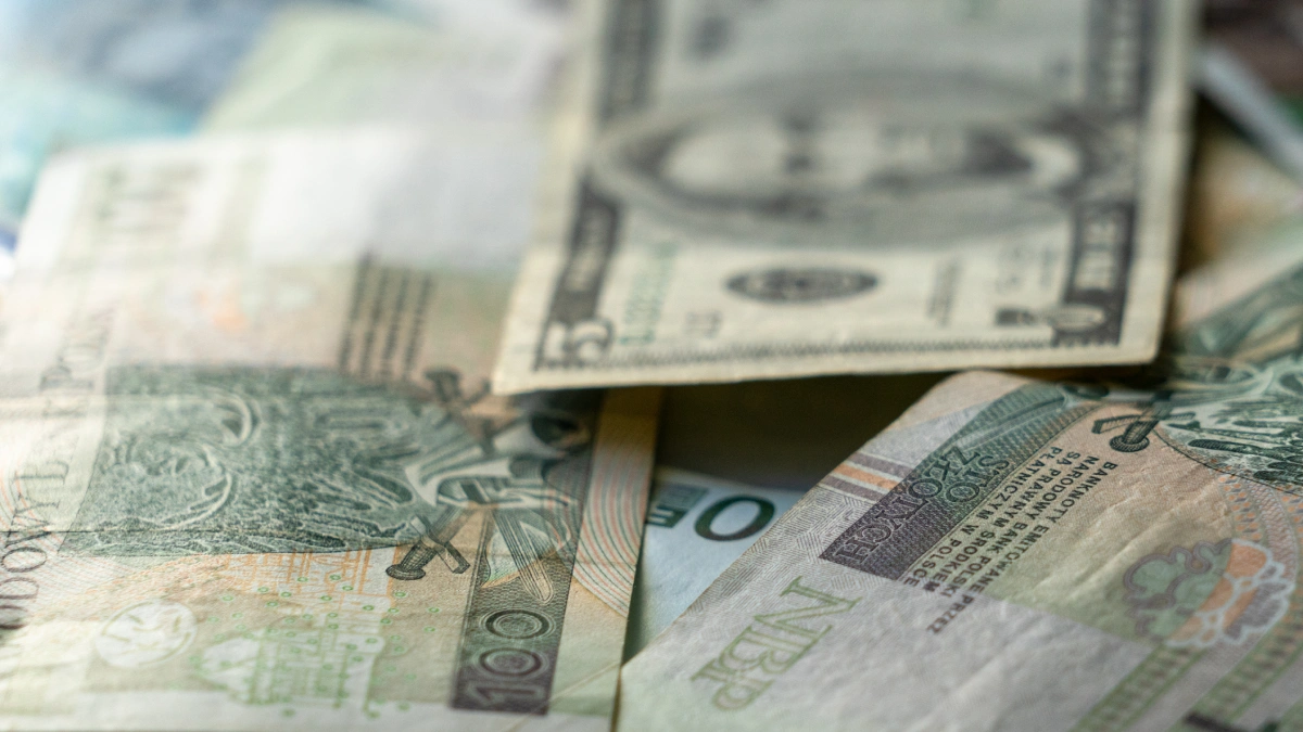 Złoty nieco poturbowany przez dolara. Powoli zaczyna się dźwigać