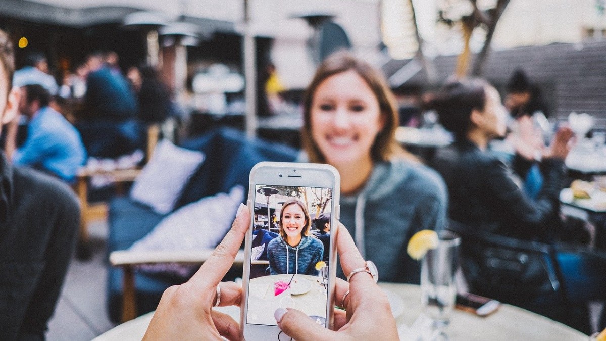 Dwie herbaty na sześć osób poproszę. Instagramerzy stają na głowie, by wyglądać na bogatych