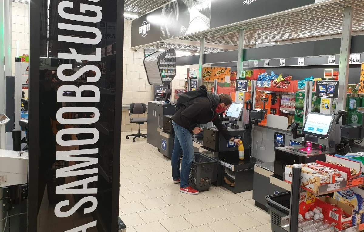 Kasy samoobsługowe. Wzięliśmy na spacer eksperta od UX, by je ocenił