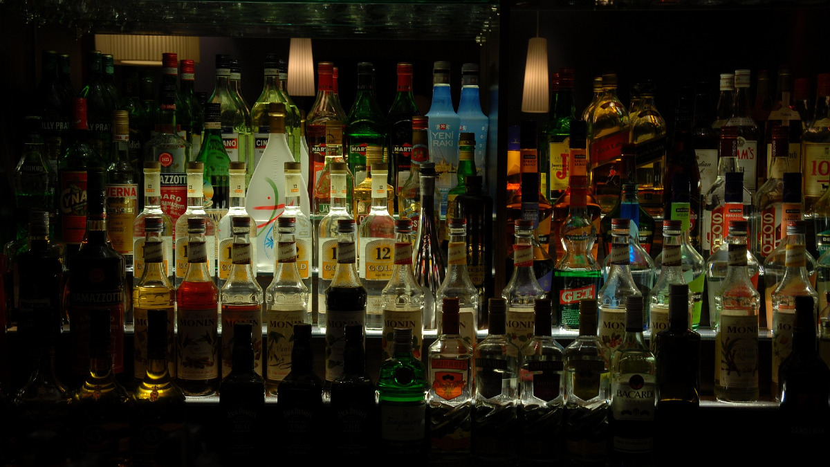 Bunt przeciw obostrzeniom. Rząd chce knajpom zabierać koncesje na alkohol