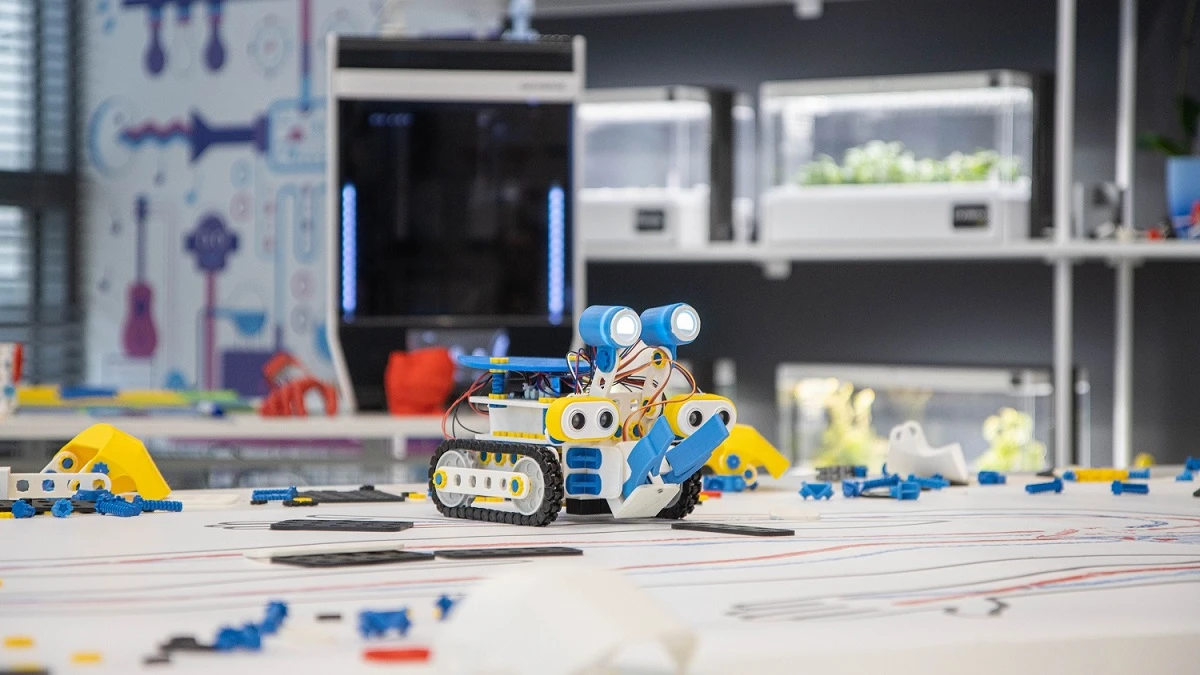 Druk i projektowanie 3D, robotyka i programowanie – definicja szkoły przyszłości według STEAM