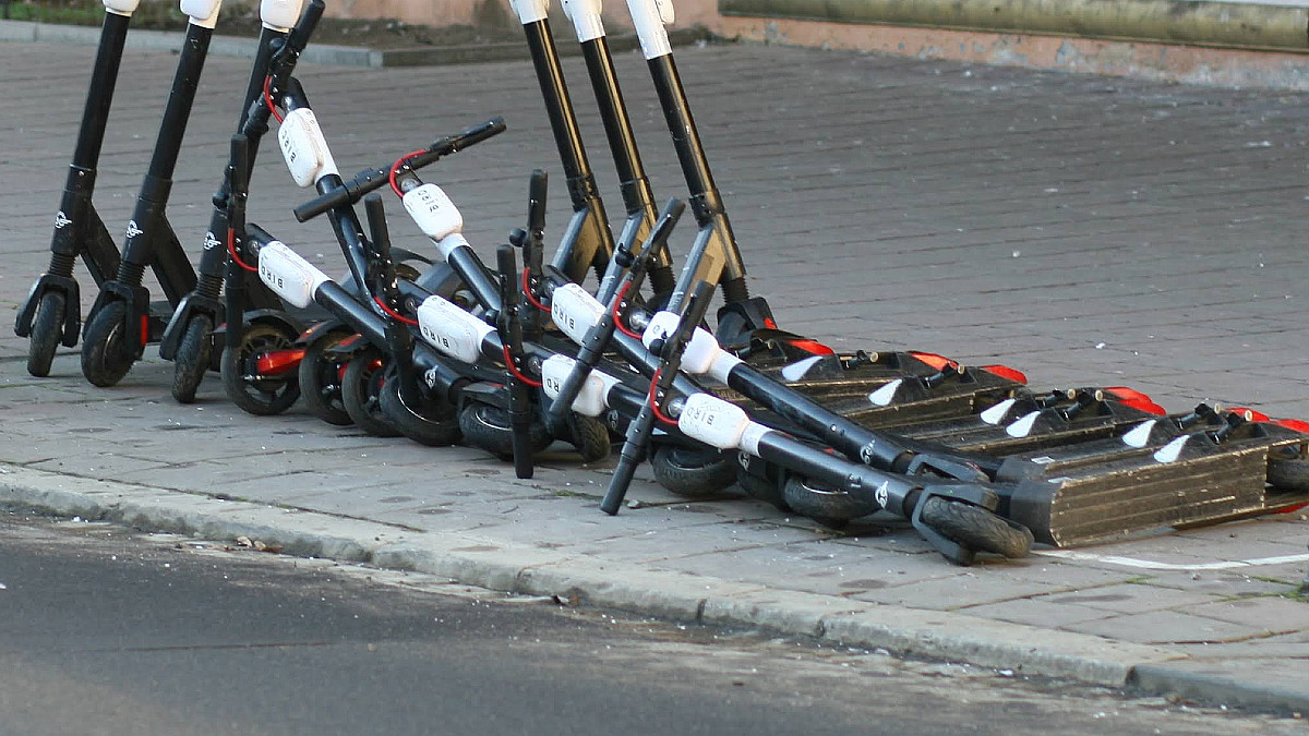 Hulajnogi elektryczne w Polsce. Nowe przepisy to kpiny z Polaków