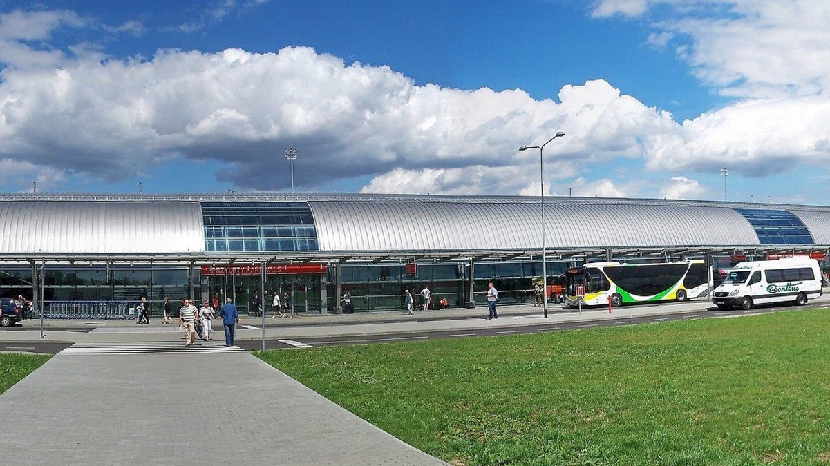 Część lotów z Modlina odwołana. Przewoźnik popadł w kłopoty, mówi się, że stał się niewypłacalny