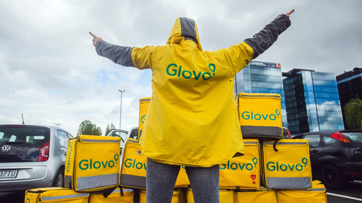 Glovo i Uber Eats mają kłopoty. Pod lupę wziął ich UOKiK i stawia zarzuty