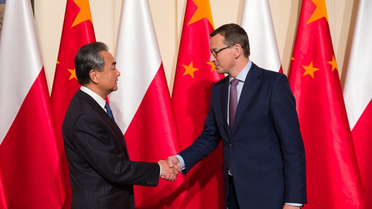 Tajemnicza misja rządu w Chinach. Morawiecki już wie, skąd wziąć kasę, gdy UE zakręci nam kurek