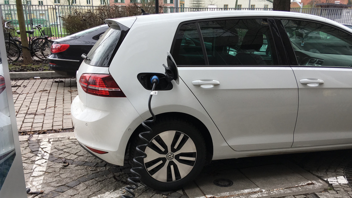 Samochody elektryczne w UE to wciąż bardziej marketing niż rewolucja w transporcie. Gorzki raport