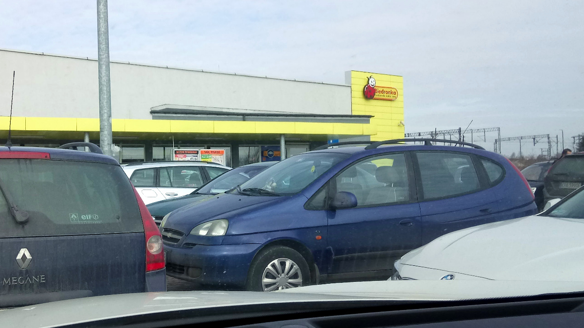Nowość na parkingach Biedronki. Wielu klientów będzie zdumionych ich widokiem