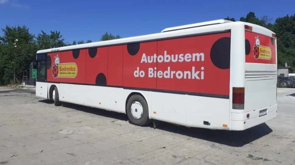 Handel zabija się o turystów schodzących z plaży. Biedronka podstawia busa, Żabka stawia kontenery