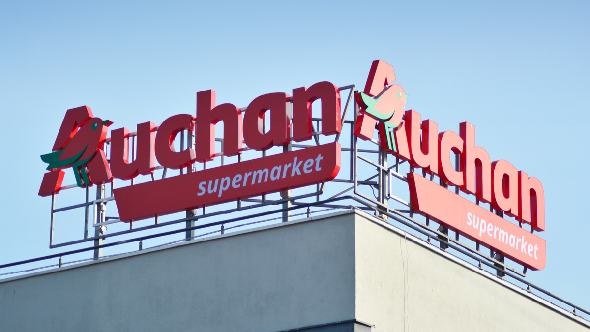 Zakaz handlu w niedziele. Teraz także Auchan przebiera się za listonosza