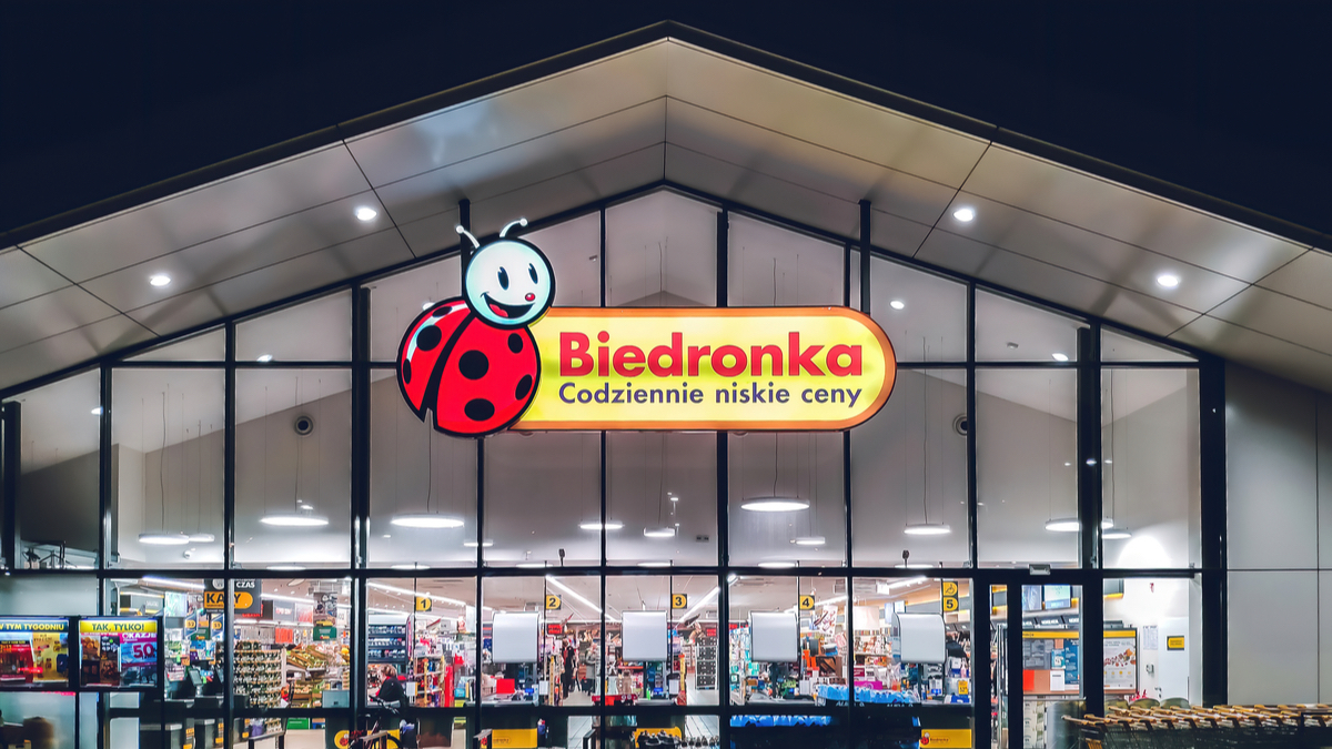 Podwyżki, paczki i obniżki dla pracowników Biedronki. Sprawdź, ile teraz zarabiać będą kasjerzy
