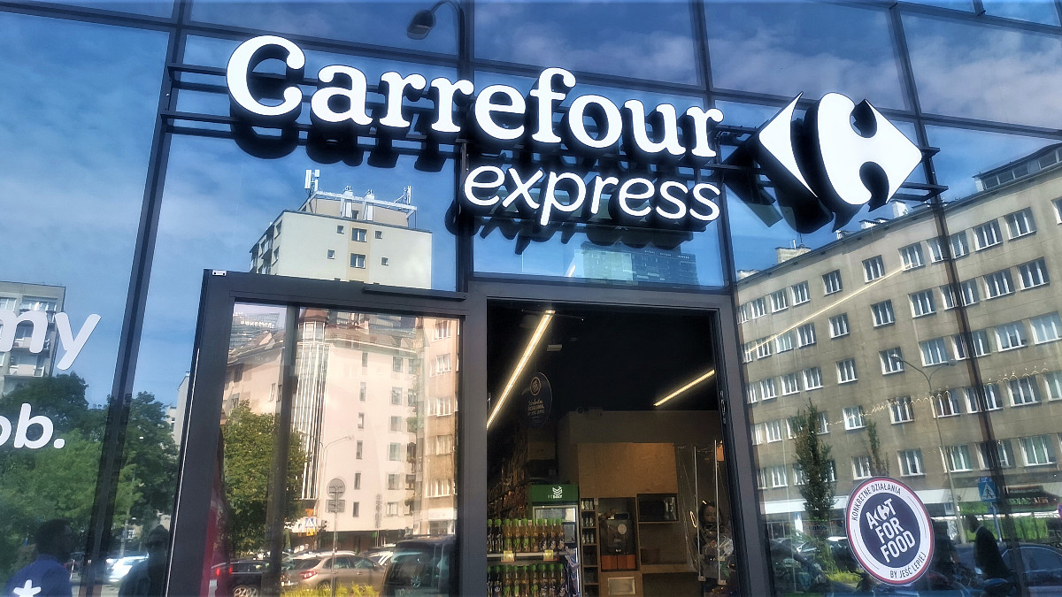 Sieci handlowe. Carrefour próbuje gonić Żabkę, stawia na małe franczyzowe sklepy
