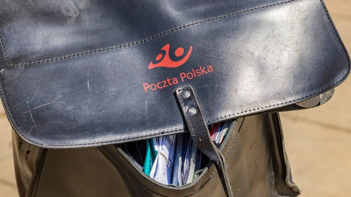 Listonosze coraz rzadziej chodzą z gotówką. Tak seniorzy odbierają emerytury
