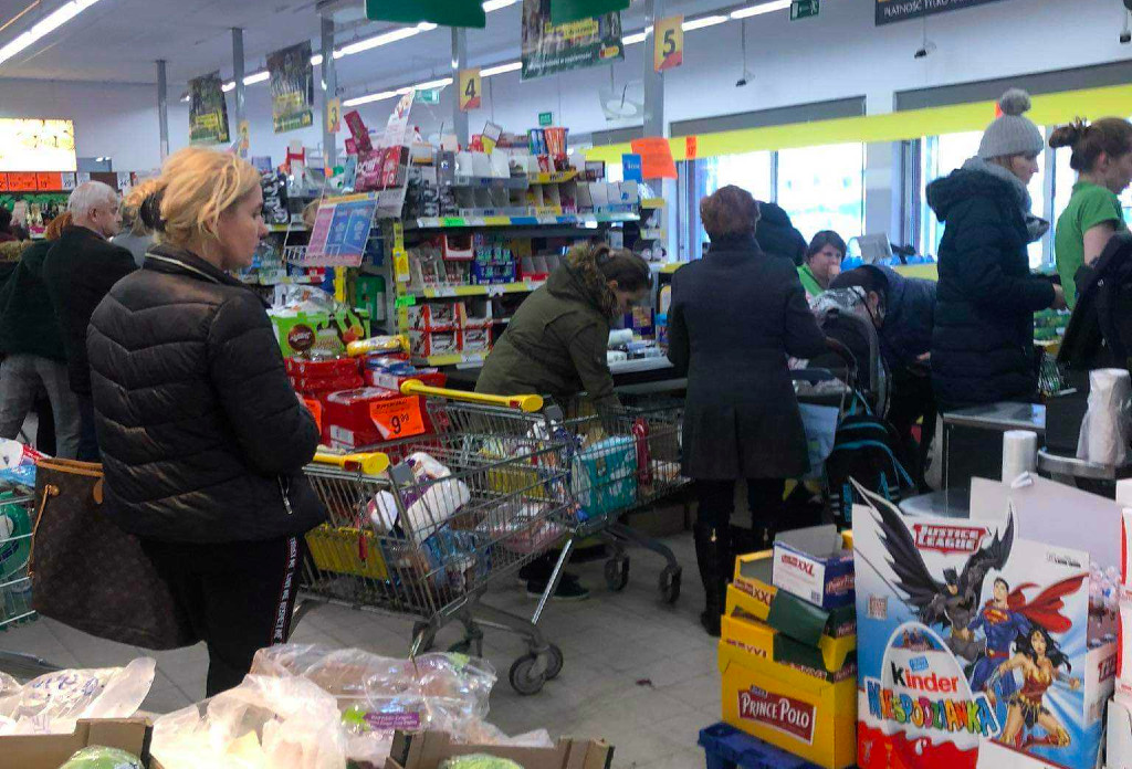 Brakuje kasjerów, a Polacy zostawili świąteczne zakupy na ostatnią chwilę. Wiecie, co to oznacza?