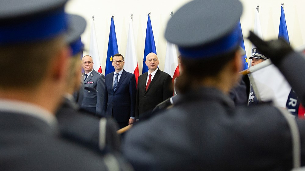 Polski Ład już masakruje pensje nauczycieli i policjantów. Niższe pensje za styczeń