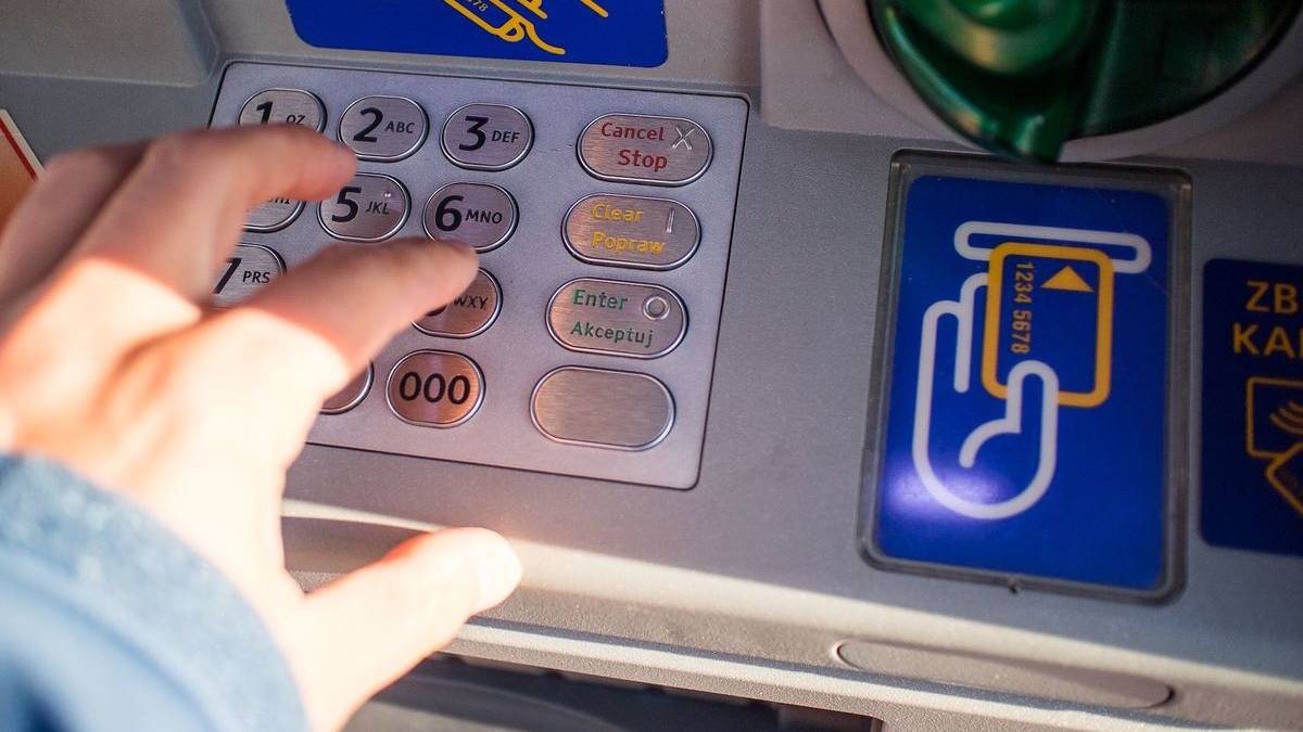 Polacy rzucili się do bankomatów. Policzyłem, ile wypłacili pieniędzy od wybuchu wojny w Ukrainie