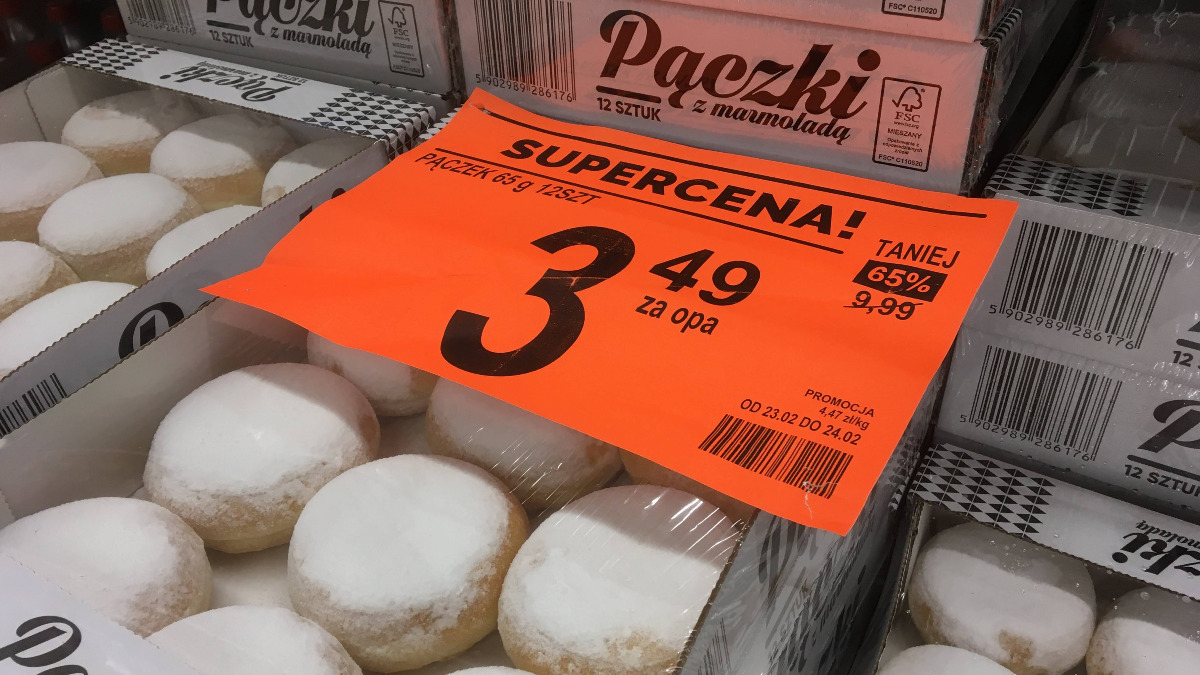 W Biedronce i Lidlu kupisz pączki po 29 groszy. Są odmrażane i z długą listą składników