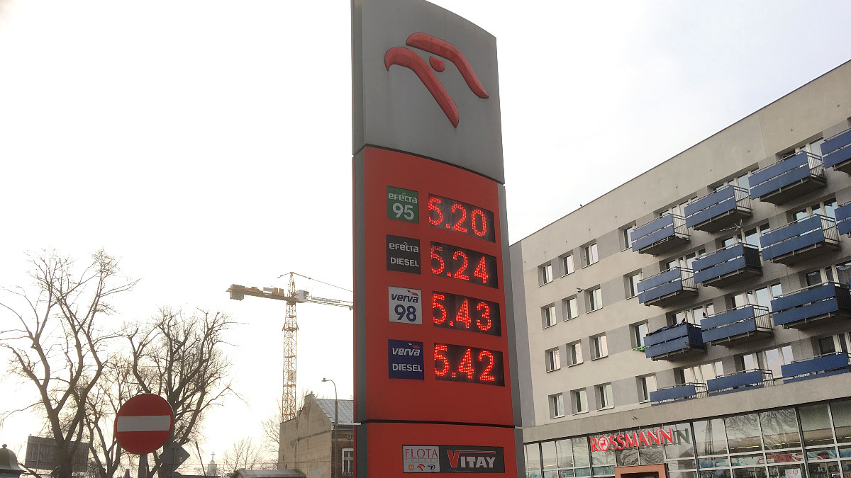 Będzie piątka z przodu? Miód na serca kierowców, na stacjach paliw niespodziewane obniżki