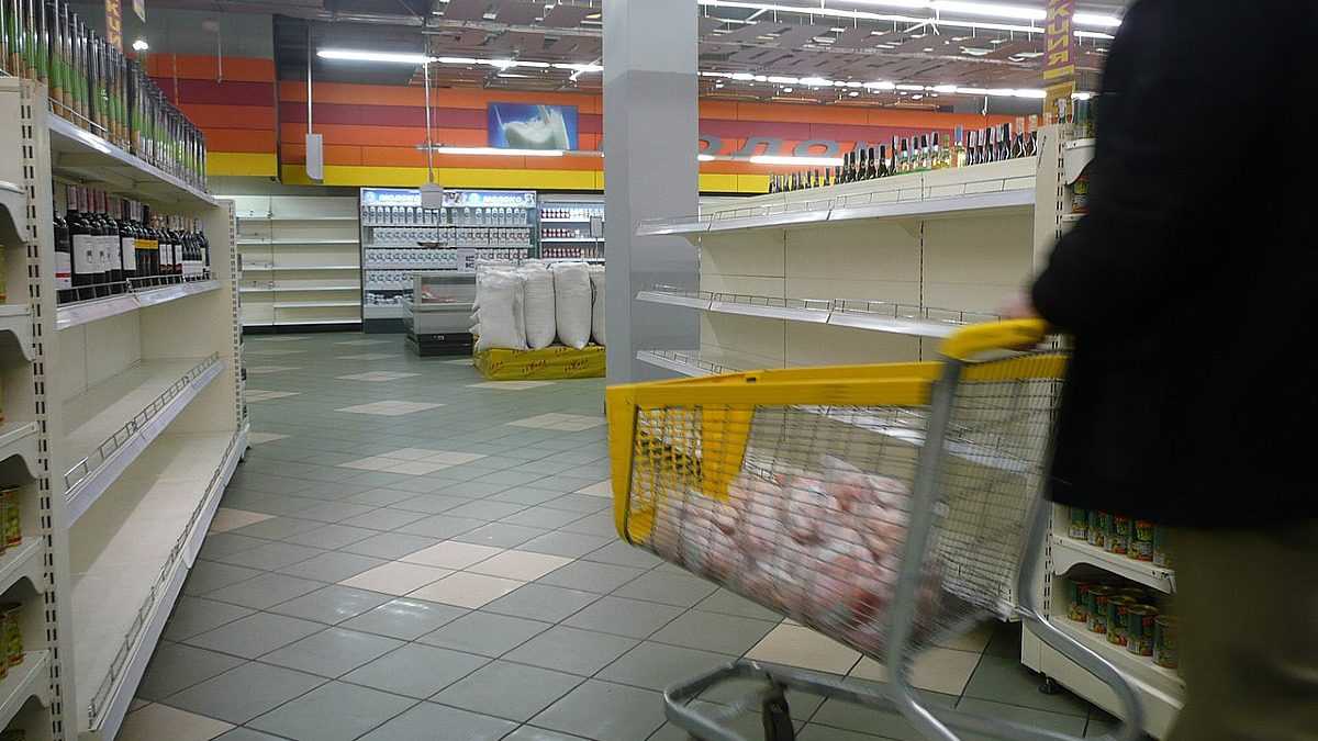 Kryzys w Rosji. Rosjanie biją się o cukier jak wygłodniałe gołębie o ziarno